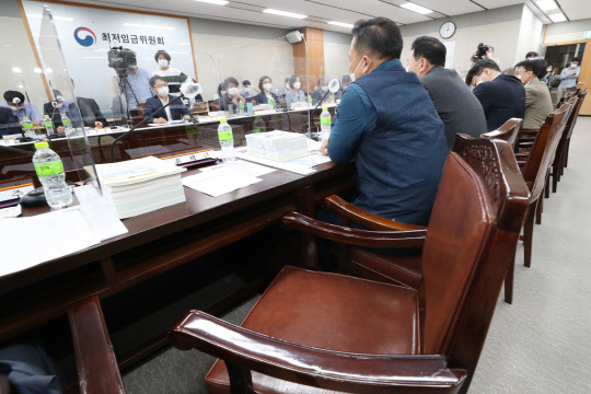 13일 오후 세종시 정부세종청사 고용노동부에서 열린 제8차 최저임금위원회 전원 회의에 불참한 전국민주노동조합총연맹 추천 위원의 자리가 비어 있다.<연합뉴스>